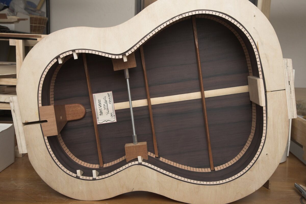 The top deck of an acoustic guitar: what to choose – solid wood or laminate?